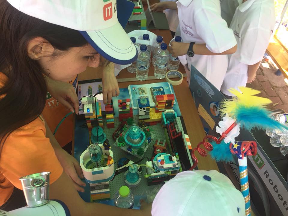 Μαθητές στον διαγωνισμό FLL Jr.